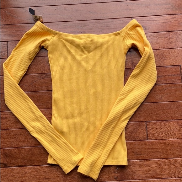 Hollister yellow top - Picture 3 of 3